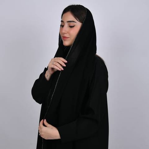 طرحه حرير سوداء مزينه بخط كرستال  ناعم على حواف الطرحه
