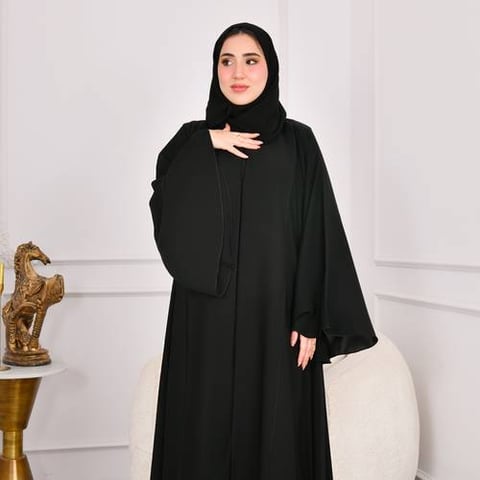 عباية بتصميم اماراتي مميز مغلقة بقصة كلوش وكم واسع