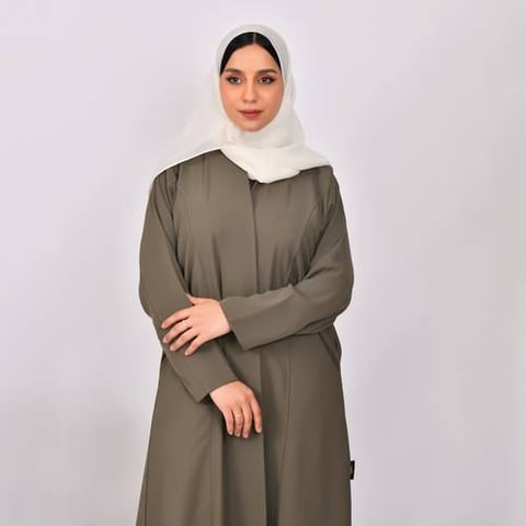 عباية لف باللون الاخضر الزيتي الفاتح ربع كلوش بخطوط تفصيلية مع جيوب جانبية مخفية