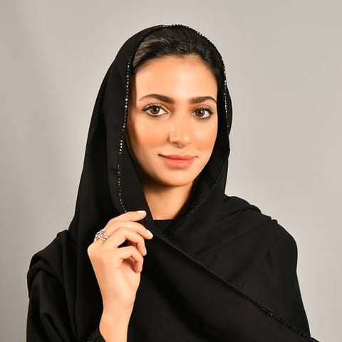 طرحه سوداء بشك أسود  على الحواف