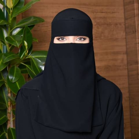 نقاب مدروز طويل مع ربطة بلوقو