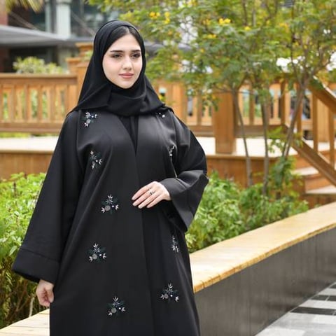 عباية لف مزينة بشك و تطريز باللون الأخضر و الأزرق و الكريستال الملون 
