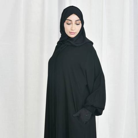 عباية راس سادة مغلقة بطقطق واكمام زم