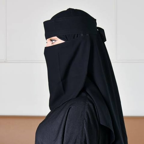 نقاب قصير بمطاطين و ربطة اغلاق بلوقو