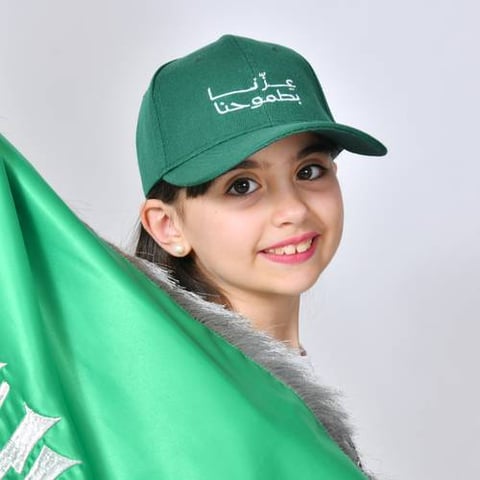كاب أخضر بتطريز شعار عزنا بطموحنا ( للكبار والصغار)