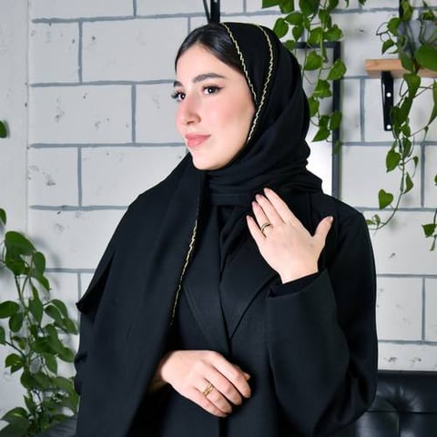 طرحه حرير سوداء مع شك ذهبي انيق 