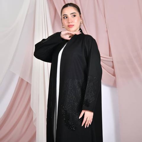 عباية لف سوداء مزينة بشك وتطريز جانبي العباية والاكمام