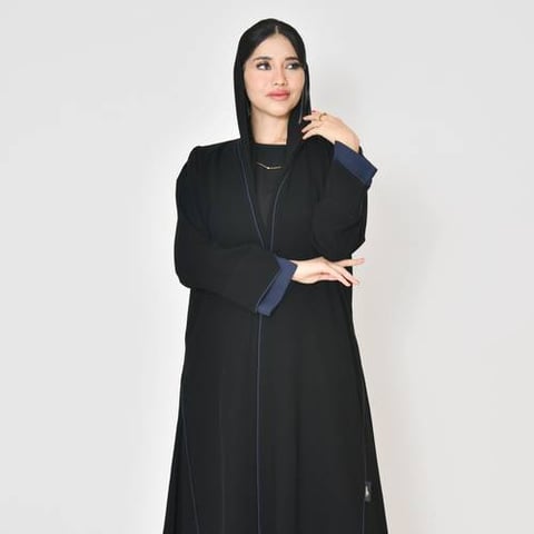 عباية لف سوداء بقماش ربع كلوش بأكمام بڤ  و تداخل اللون الكحلي على الاكمام واطراف العباية الامامية والجانبية بشكل سهمي 