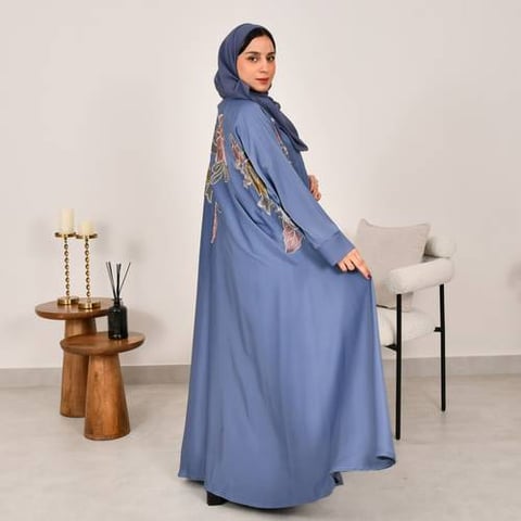عباية لف كلوش باللون الازرق بتطريزات عشوائية