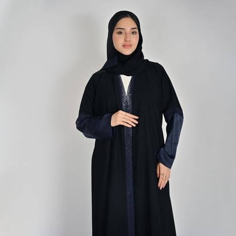عباية سوداء بقصة انسيابية بأكمام ساتان كحلي ولمسات دانتيل