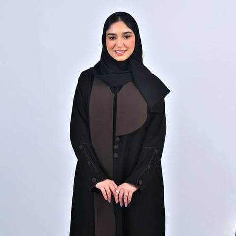 عباية لف بقصة بليزر بياقة مميزة باللون البني مزينة بأزرار على طرف العباية والاكمام
