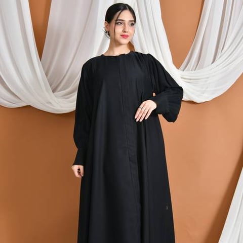 عباية سُدى | ربع كلوش بسحاب مخفي مزينة بكسرات جانبية وبف ناعم بالاكمام