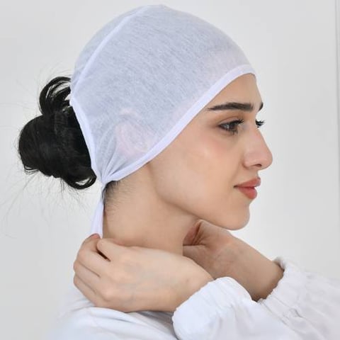 قبعة بيضاء برباط خلفي