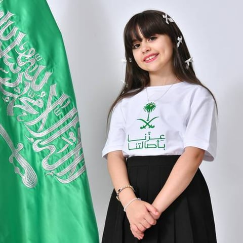 تيشيرت ابيض بشعار عزنا بأصالتنا ( للأولاد والبنات)
