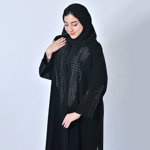 عباية لف سوداء بتطريز على جانبي العباية والاكمام باللون الاسود والرمادي الداكن 