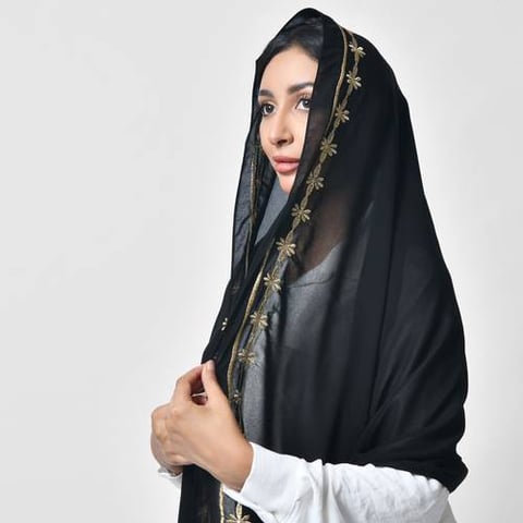 طرحة سوداء بتطريز ذهبي زاهي