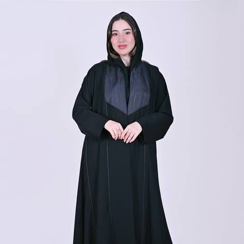 عباية لف سوداء مع تداخل قماش الجاكار المنقش بالكحلي على الواجهة