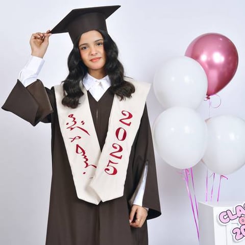 زي تخرج عباية باللون البني مع وشاح وكاب