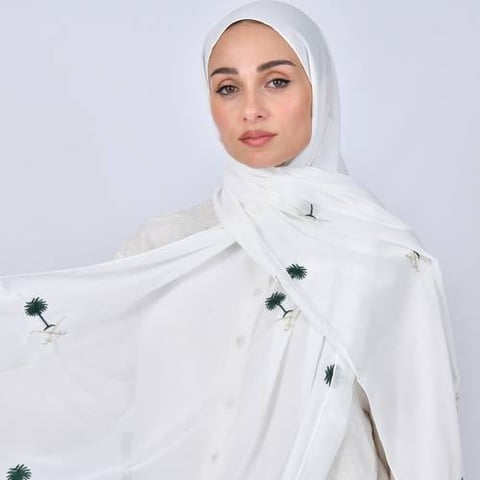 طرحة بيضاء بشعار السيفين والنخلة