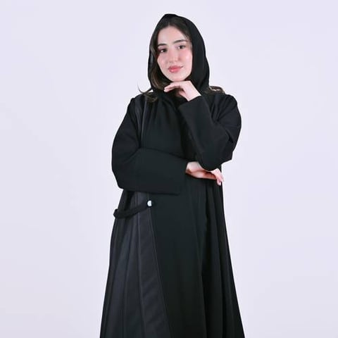 عباية لف سوداء تصميم أنيق بلمسة مختلفة بتداخل الجاكار المنقش بتفصيل جانبي
