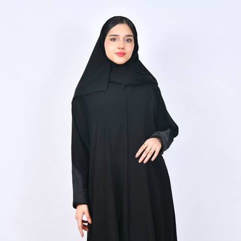 عباية سوداء أنيقة  بقَصّة نص كلوش بتطريز ناعم على الأكمام يضفي تفاصيل راقية
