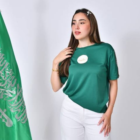 تيشيرت أخضر بتطريز شعارسعودية مع سدو بالاكمام