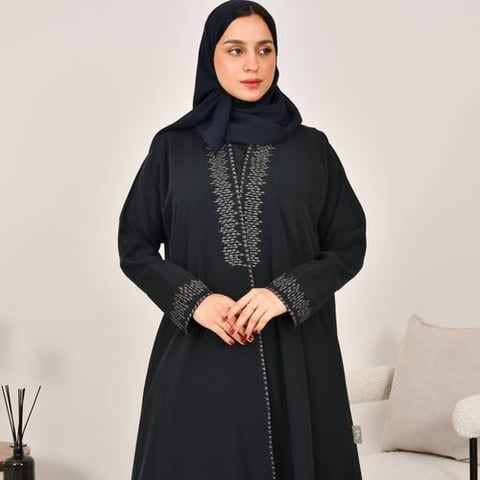 عباية لف  نص كلوش باللون الكحلي مزينة بتطريز 