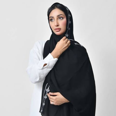 طرحة سوداء بتطريز فضي زاهي