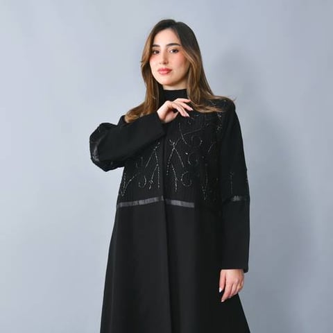 عباية راقية بقصة نص كلوش انسيابية مزينة بشك ناعم 