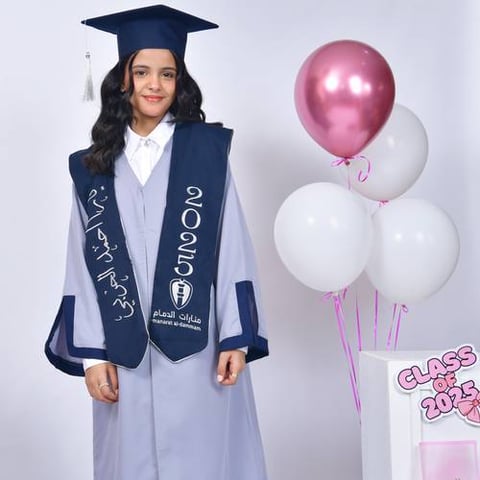 زي تخرج عباية باللون الازرق الفاتح مع وشاح وكاب