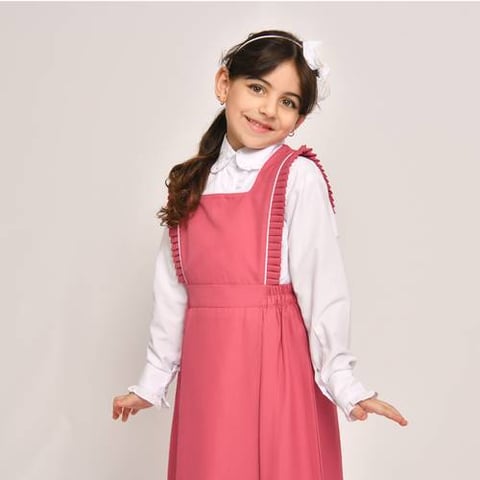مريول وردي بقصة مربعة وكشكش ناعم على الأكتاف بزم مطاطي و كسرات جانبية 