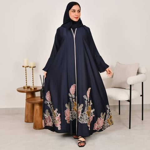 عباية لف نص كلوش باللون الكحلي بتطريزات اسفل العباية