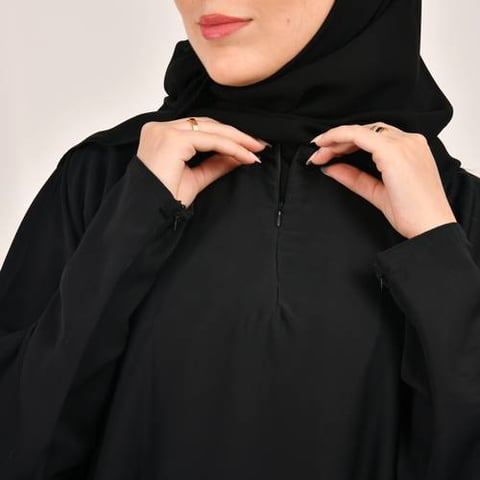 عباية  سوداء سادة مغلقة بسحاب من الاعلى  والأكمام و الجيوب 