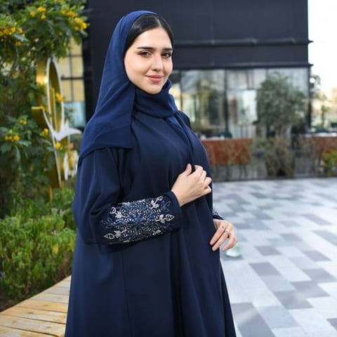 عباية لف ربع كلوش باللون الكحلي بشك يدوي على الأكمام 