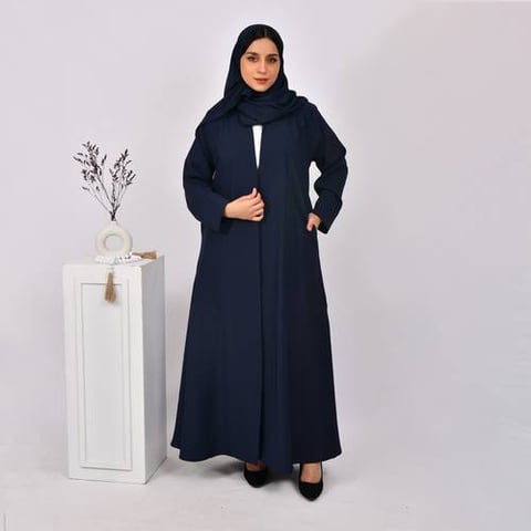 عباية لف باللون الكحلي ربع كلوش بخطوط تفصيلية مع جيوب جانبية مخفية