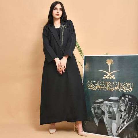 بليزر راقي باللون الأسود مع كتافيات و بطانة داخلية مزينة بشك يدوي على الياقة وجيوب بارزة 