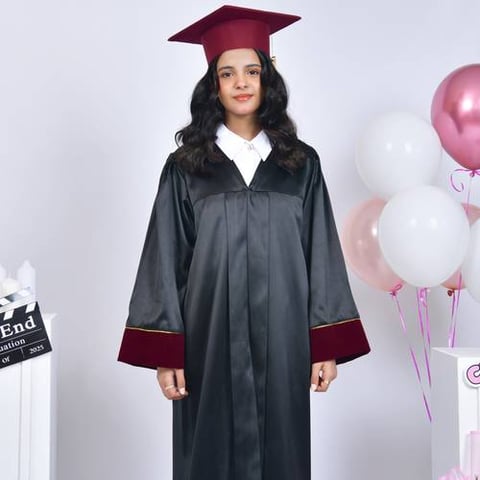 زي تخرج عباية باللون الاسودمع تداخل العنابي مع وشاح وكاب