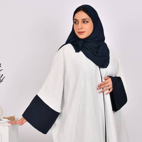  عباية  بشت باللون الابيض بكم واسع كحلي مع فستان كحلي