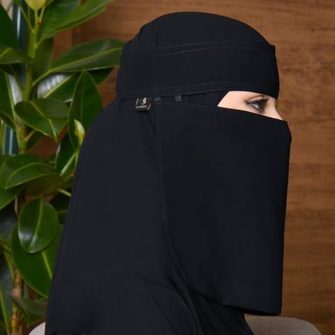 نقاب قصير لاصق بمطاطين بلوقو