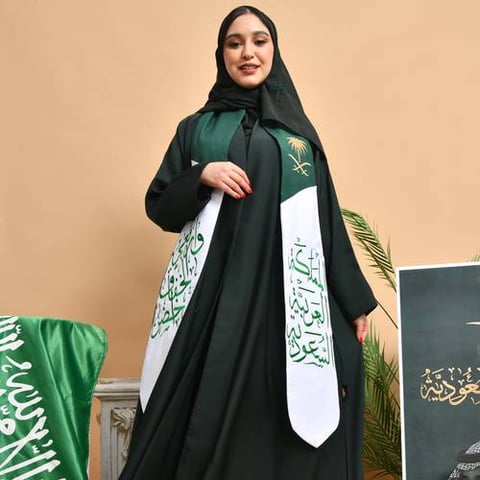 وشاح السعودية بتطريز عبارة النشيد الوطني 
