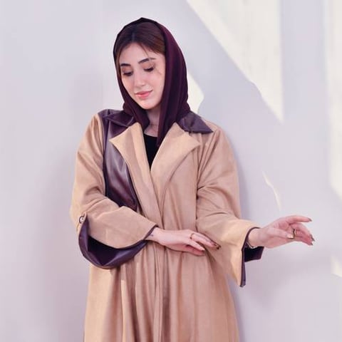 عباية لف شتوية من المخمل البيج مع تداخل الجلد العنابي الداكن و اكمام واسعه مزينة  بأزرا