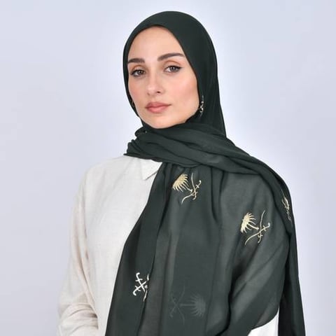 طرحة باللون الاخضر المطفي بشعار السيفين والنخلة