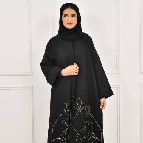 عباية بناتية سوداء بتطريز زهري اسفل العباية