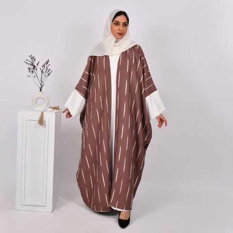 عباية  بشت بكم واسع باللون البني بخطوط بيضاء مع فستان أبيض