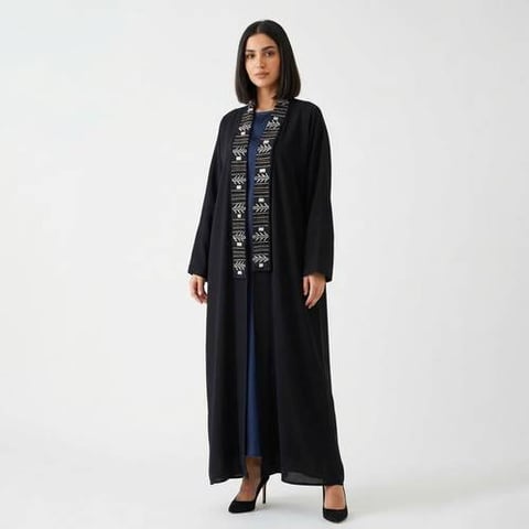 عباية لف سوداء بتطريز و شك على الياقة 