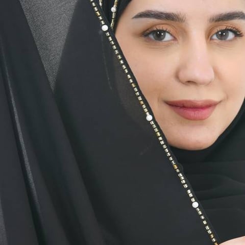 طرحه حرير سوداء بحافة مزينة بشك ابيض مع اللؤلؤ