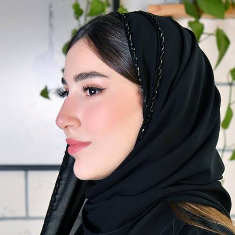 طرحه حرير سوداء مع شك اسود على الحواف