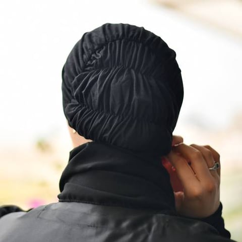 قبعة شعر سوداء  مع مطاطات خلفية لراحة اكثر 