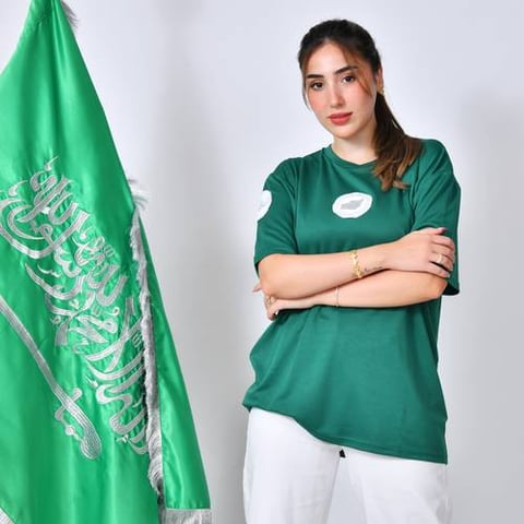 تيشيرت أخضر بتطريز شعار خريطة المملكة مع  شعار سعودية على الاكمام  