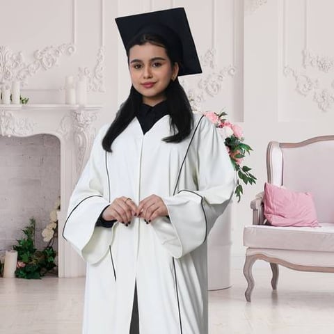 زي تخرج عباية اوف وايت مع وشاح وكاب اسود سادة 